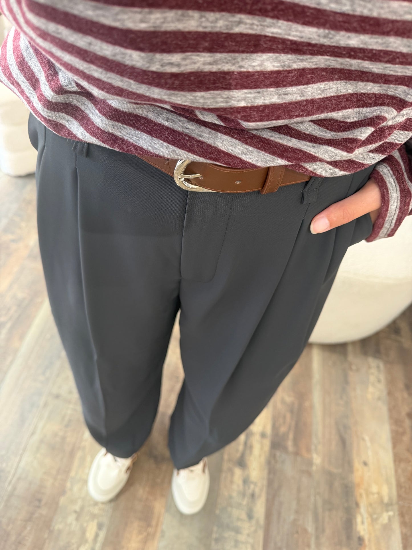 Pantalon avec ceinture gris anthracite