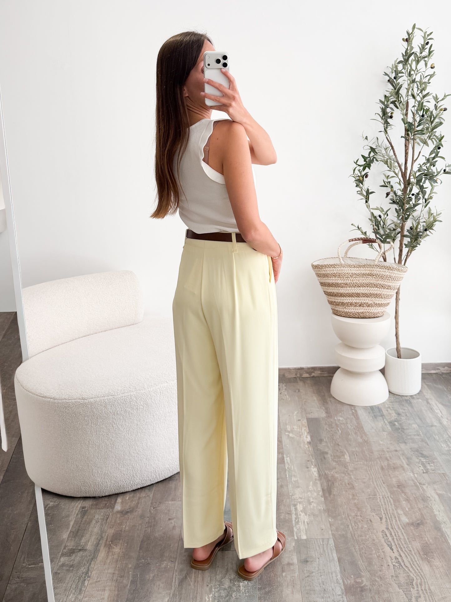 Pantalon avec ceinture jaune