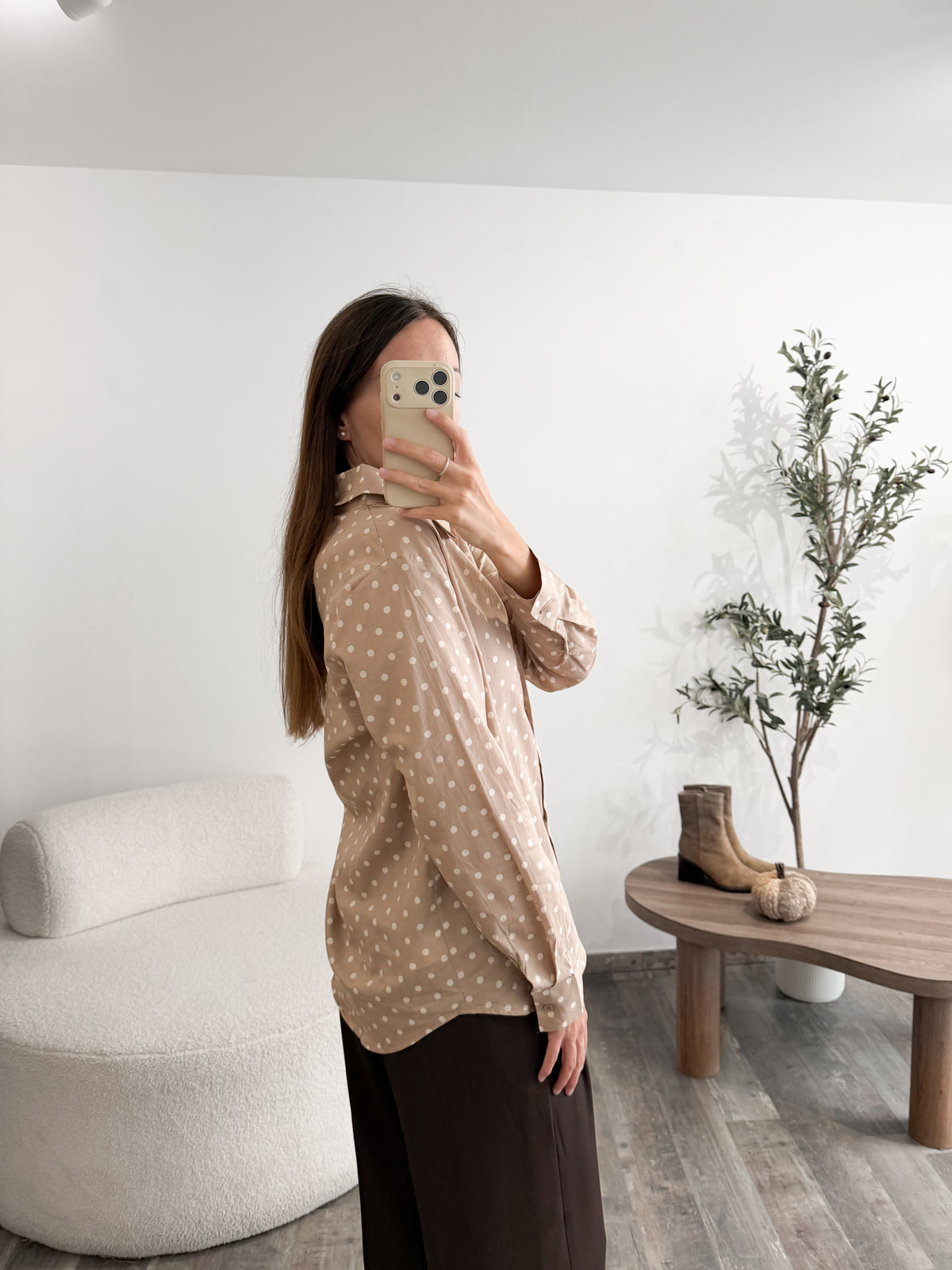 Blouse à pois beige