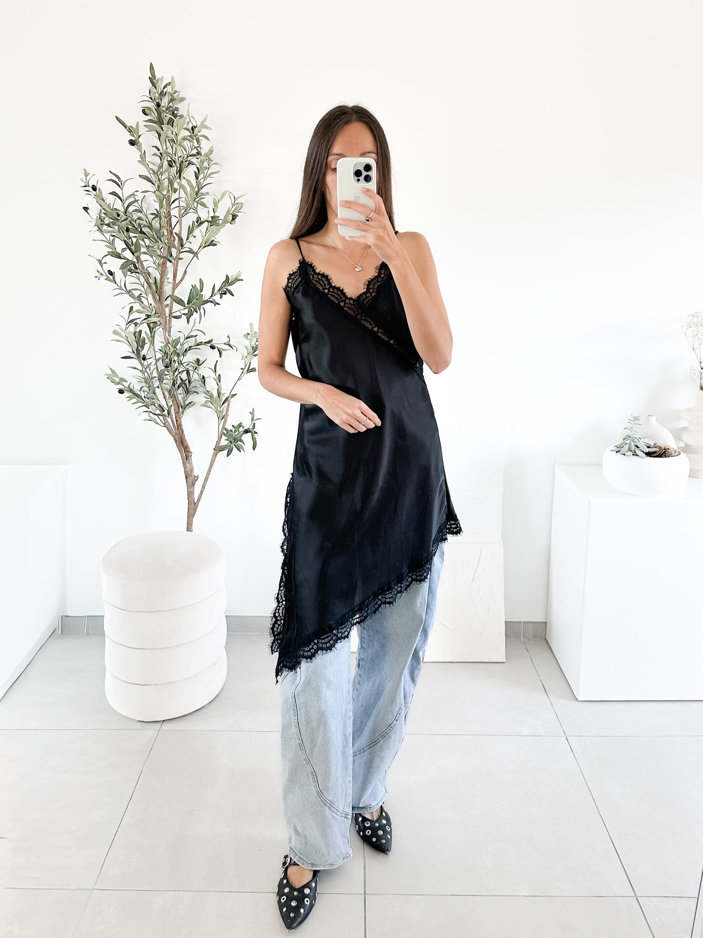 Robe satinée et dentelle asymétrique