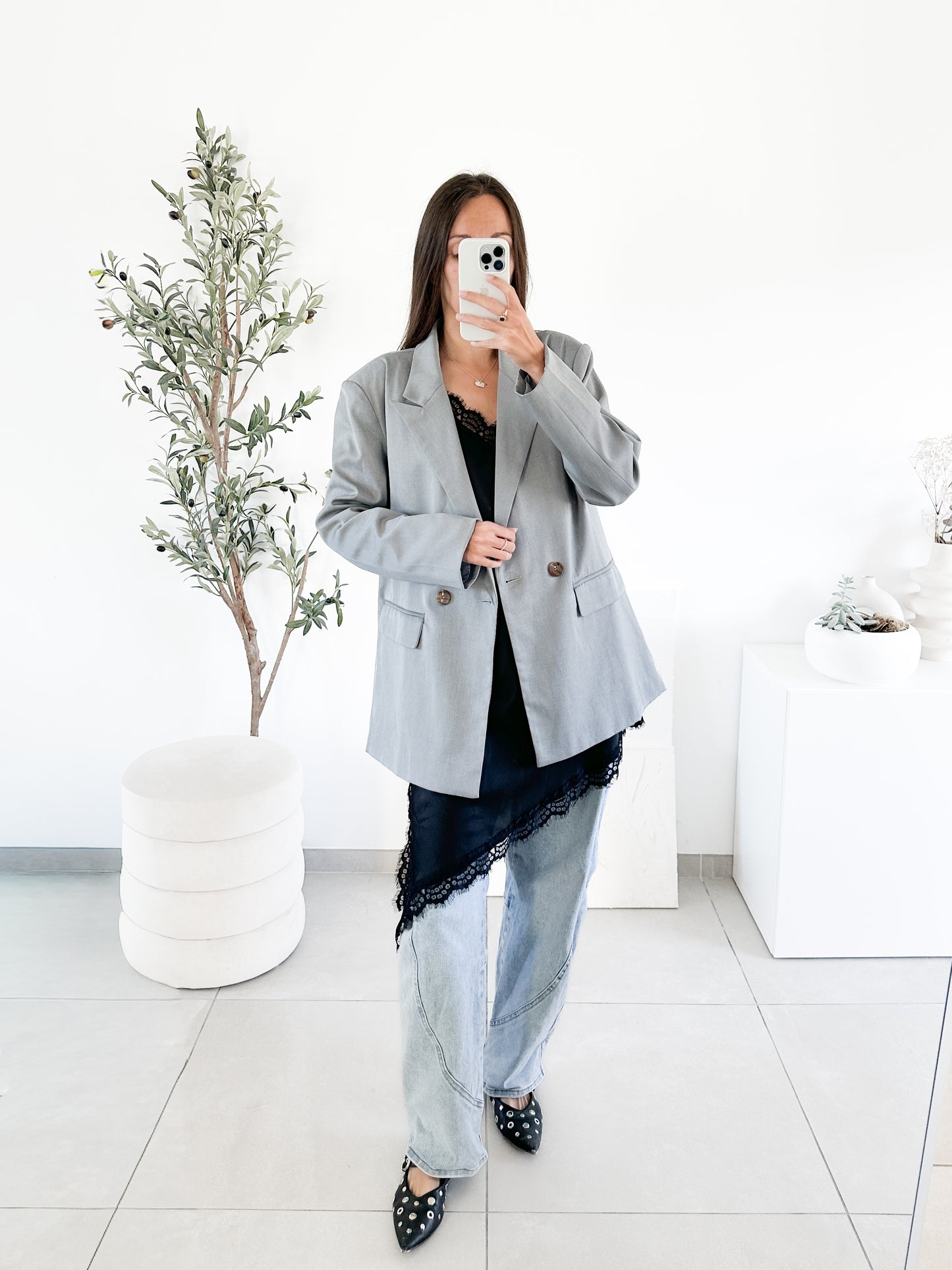 Robe satinée et dentelle asymétrique