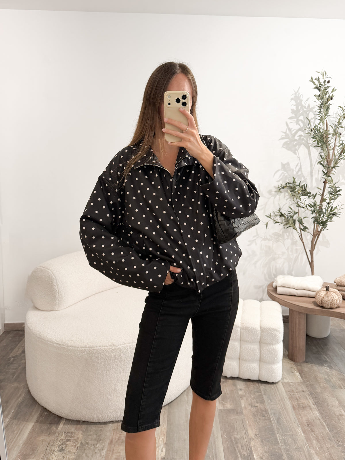 Veste à pois noire
