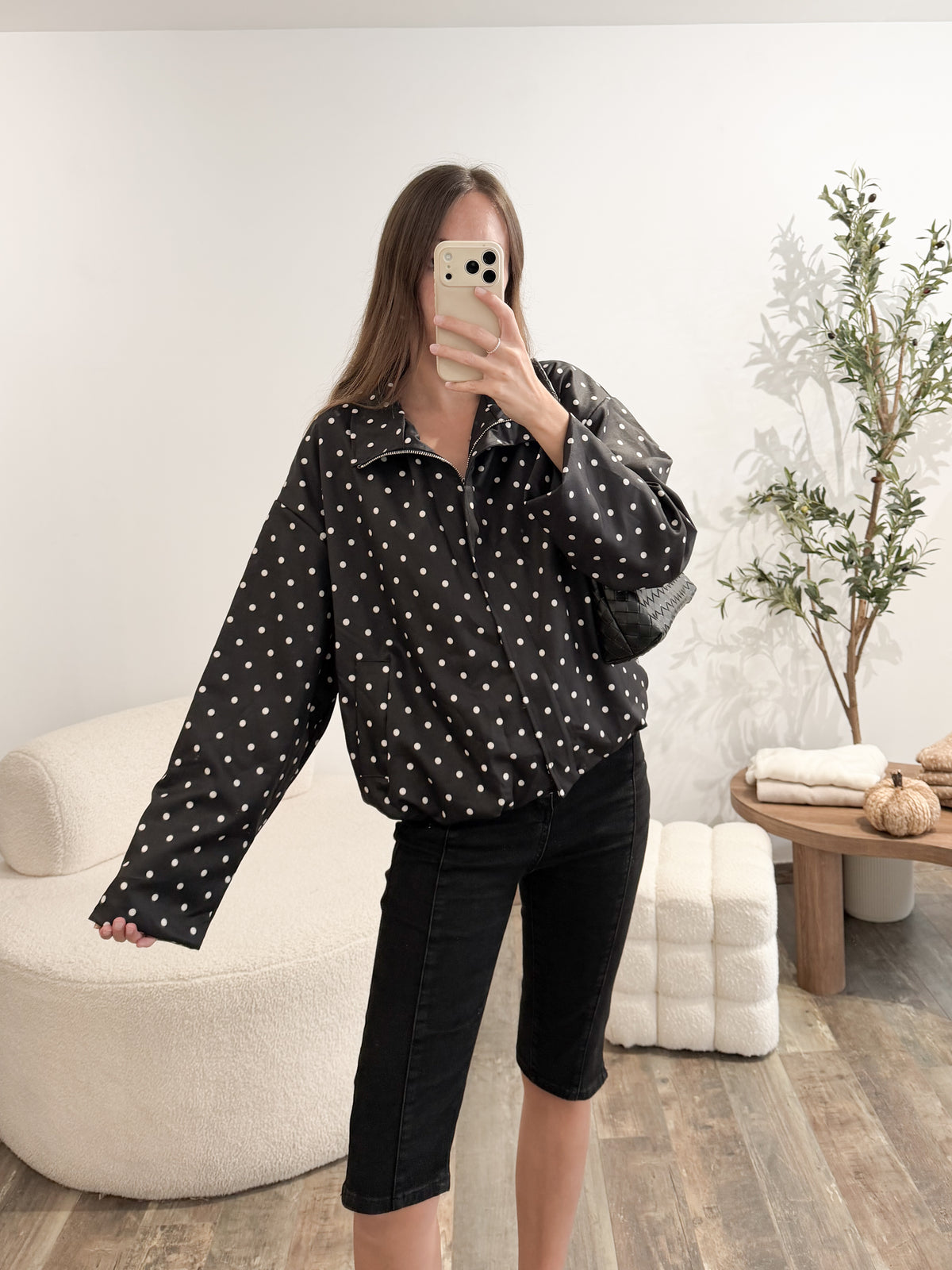 Veste à pois noire