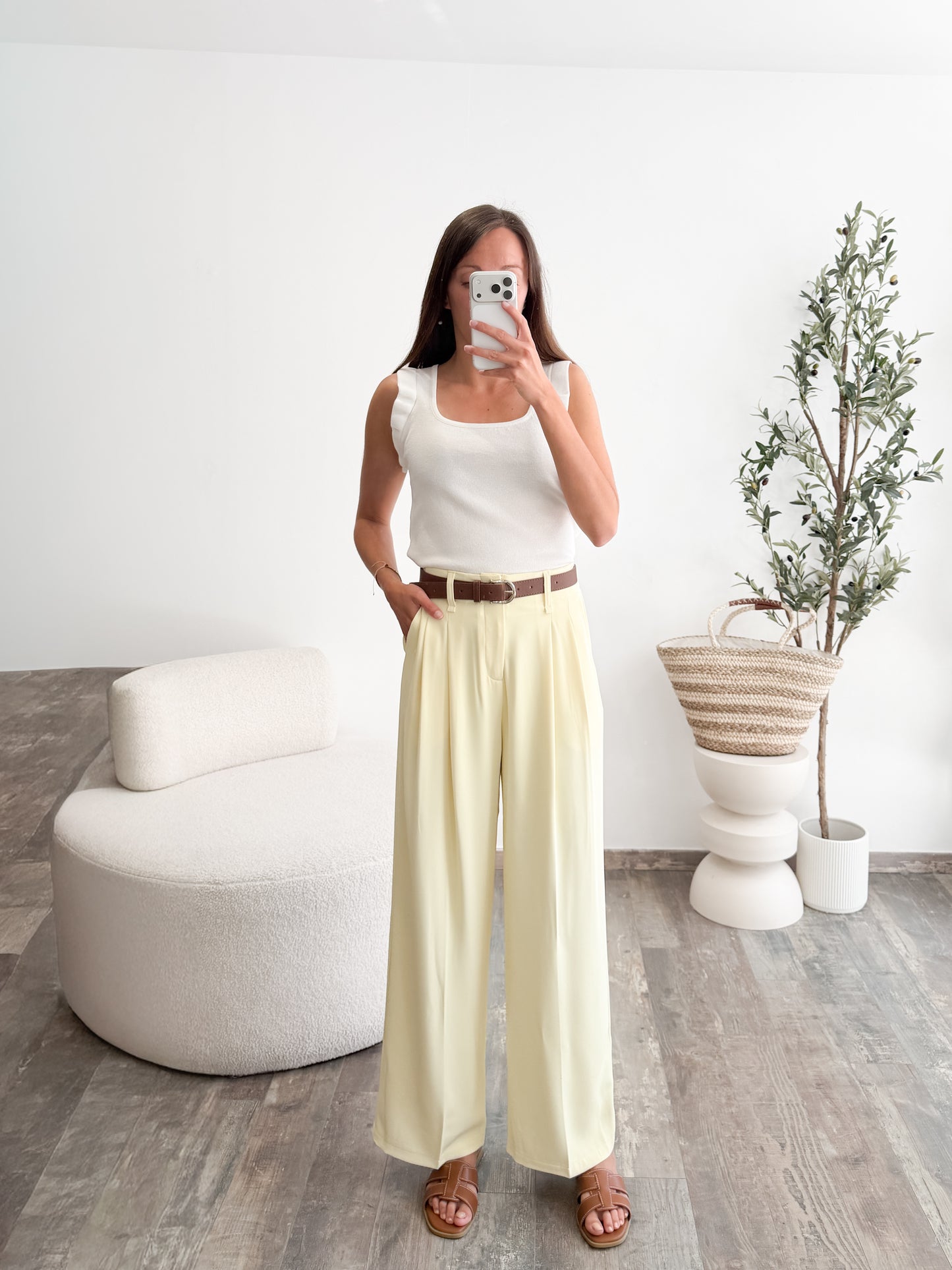 Pantalon avec ceinture jaune