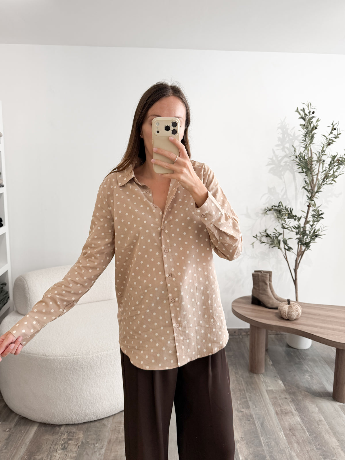 Blouse à pois beige