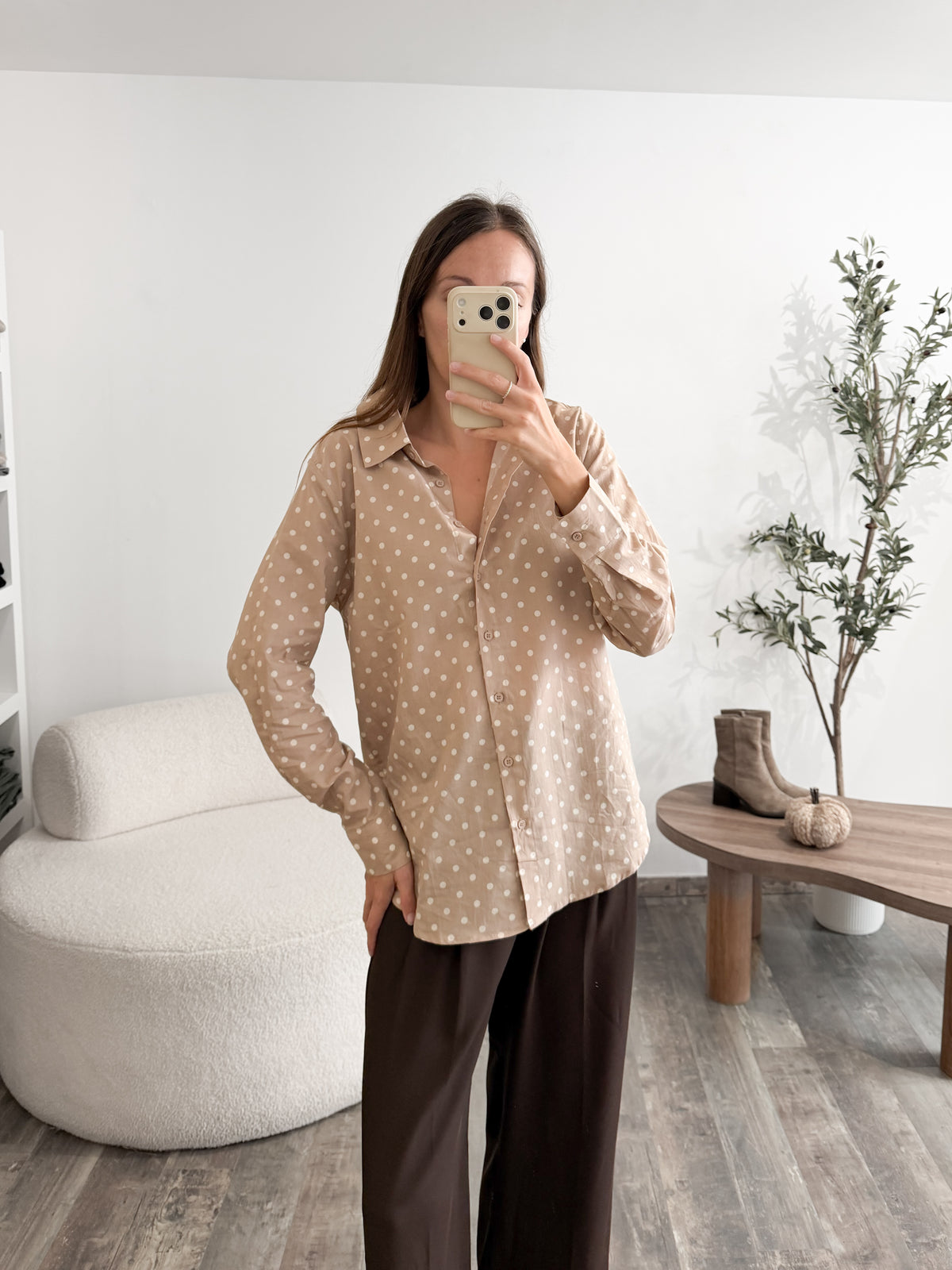Blouse à pois beige