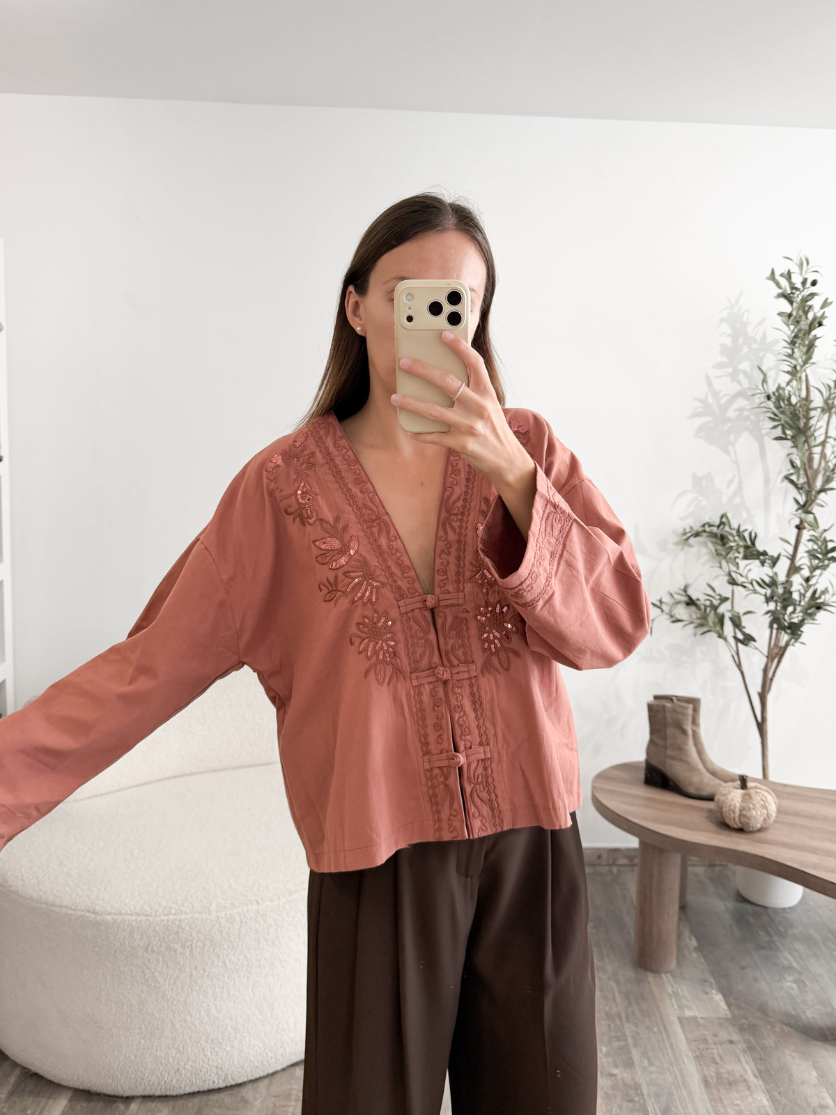 Blouse broderies et boutons noeuds