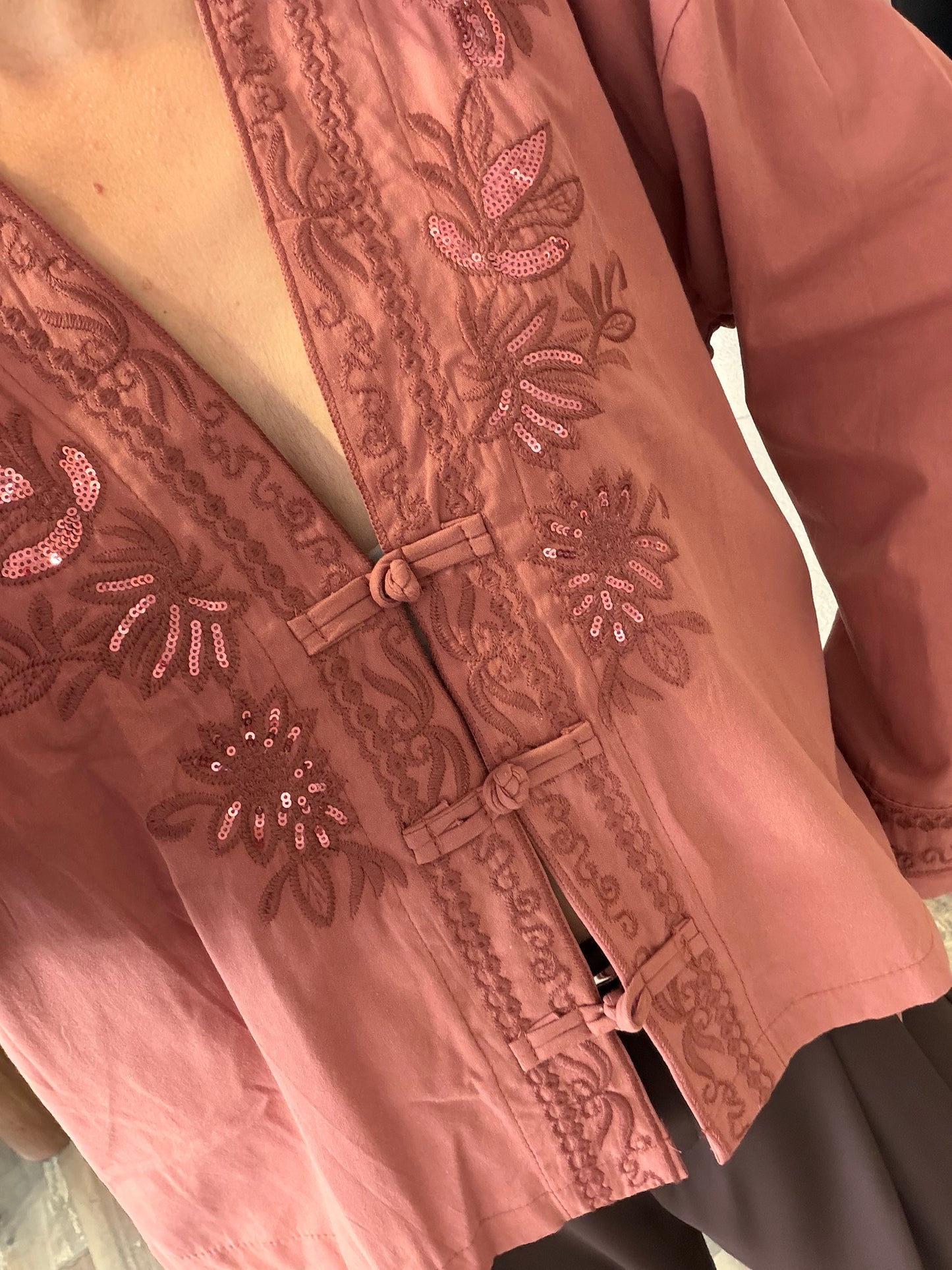Blouse broderies et boutons noeuds