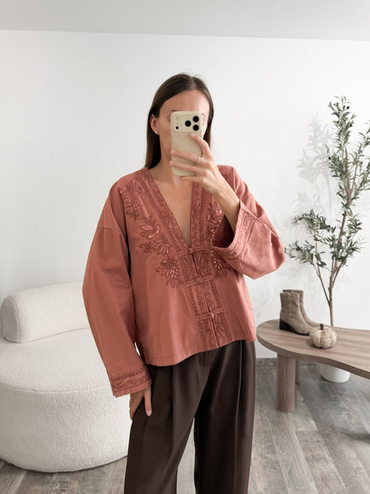 Blouse broderies et boutons noeuds