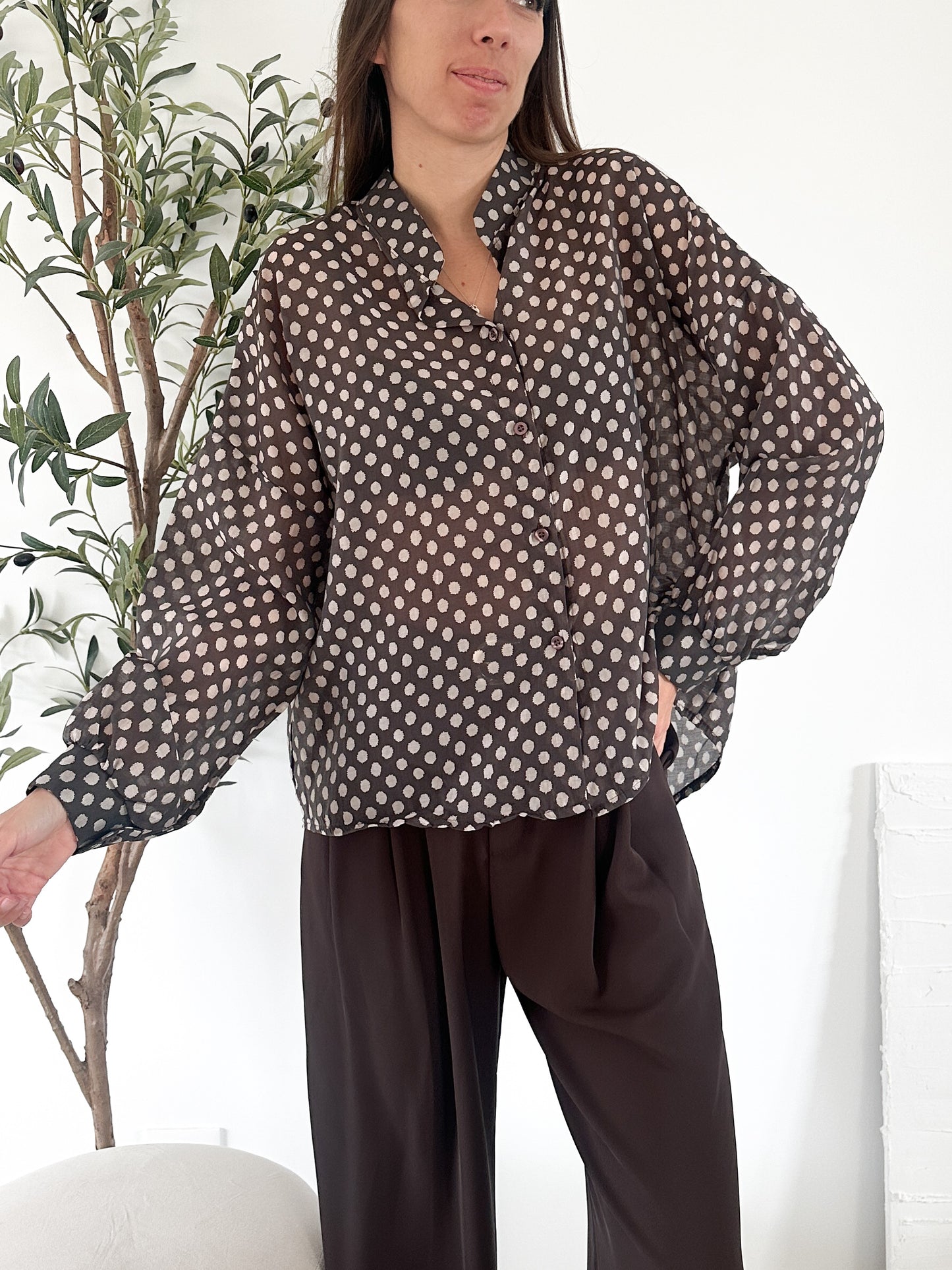 Chemise à pois marron