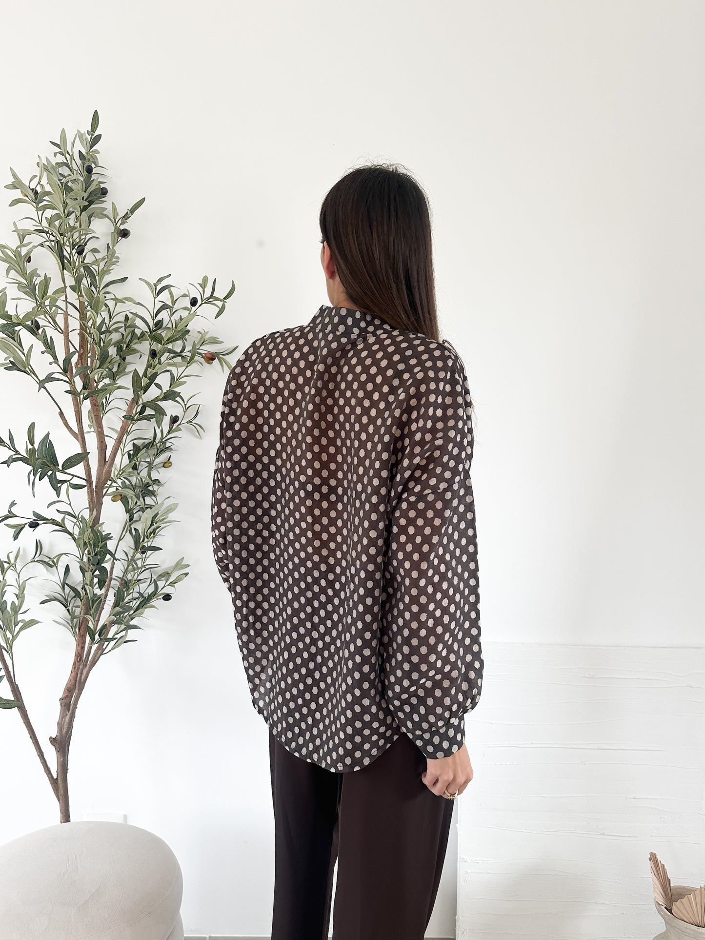 Chemise à pois marron