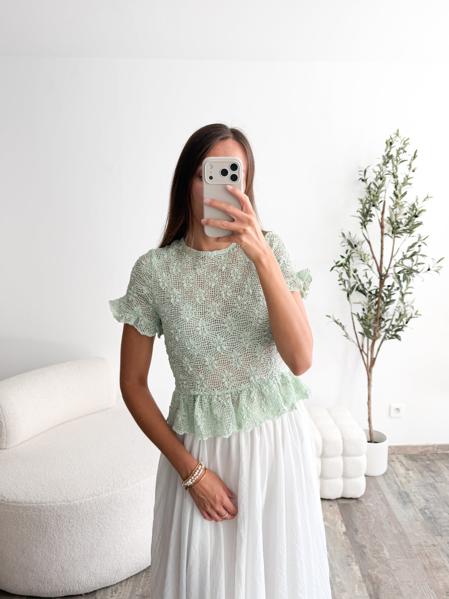Top en crochet et fleurs vert