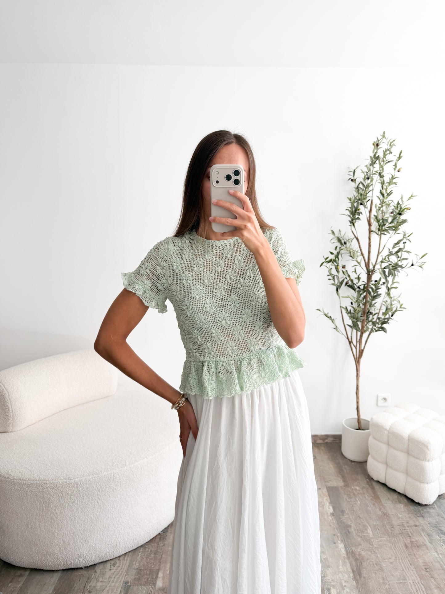 Top en crochet et fleurs vert