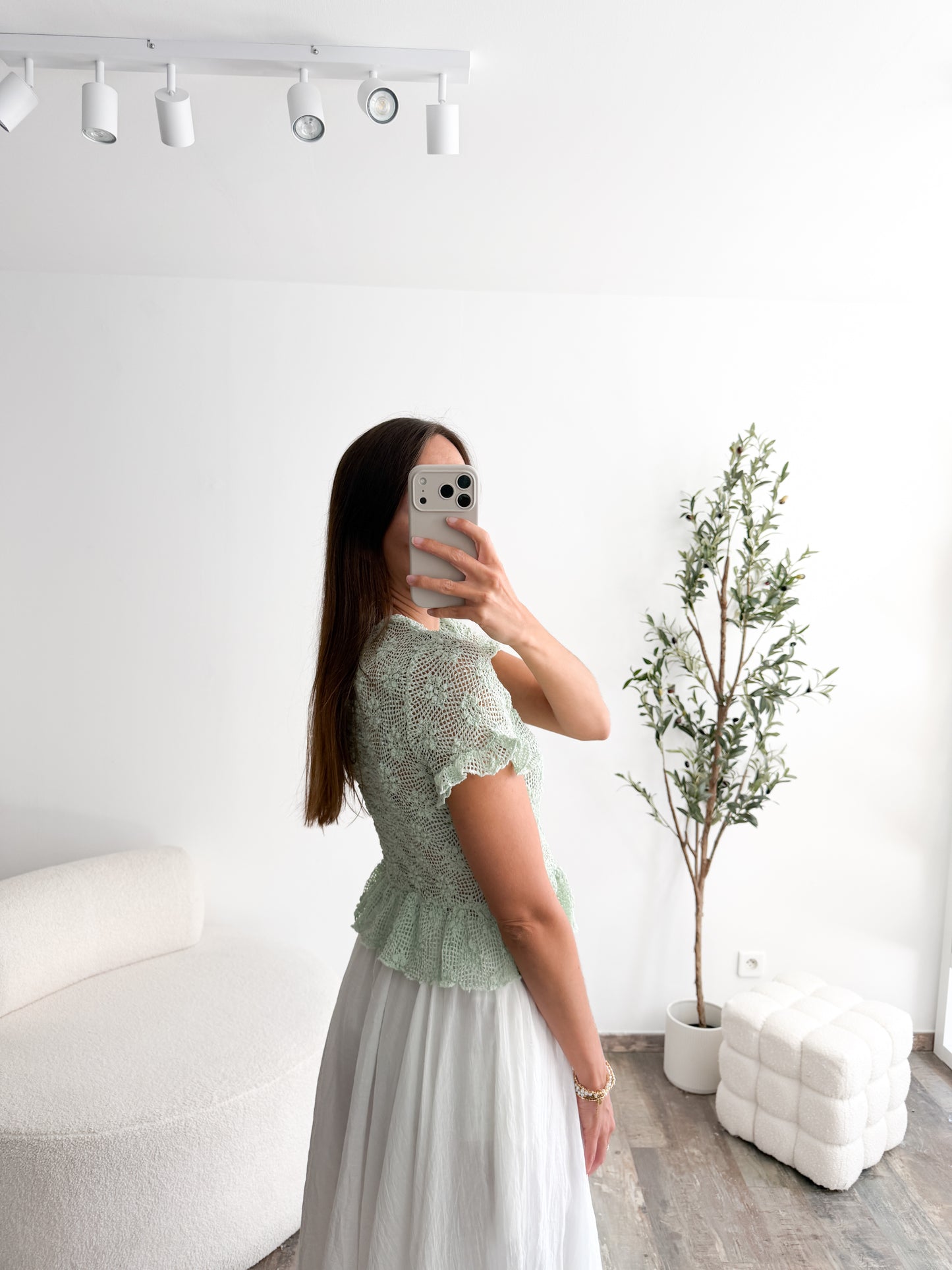 Top en crochet et fleurs vert