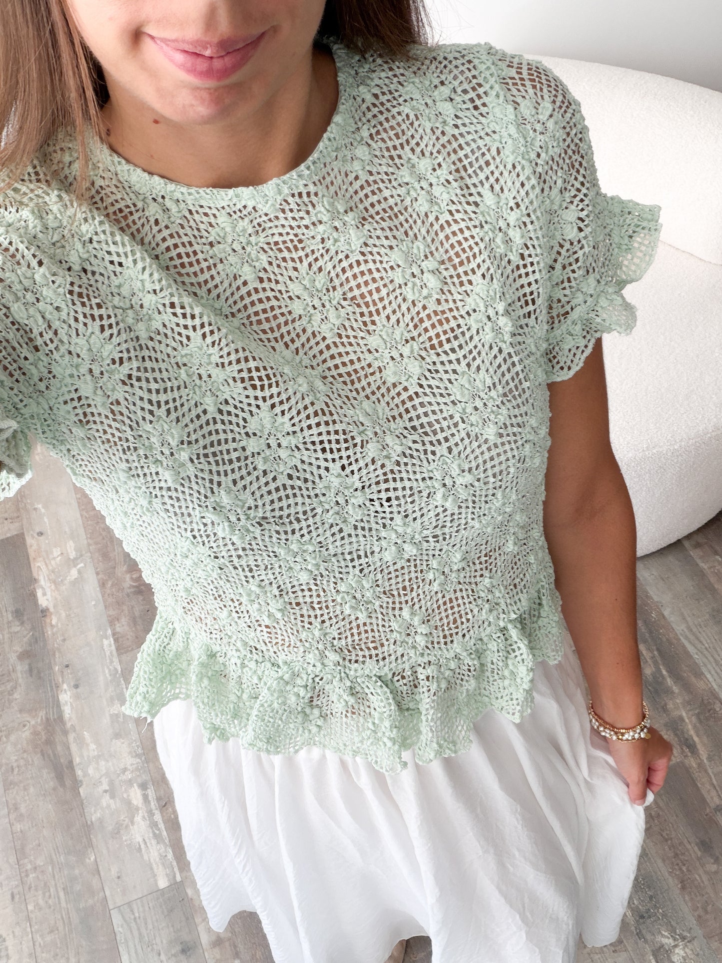 Top en crochet et fleurs vert
