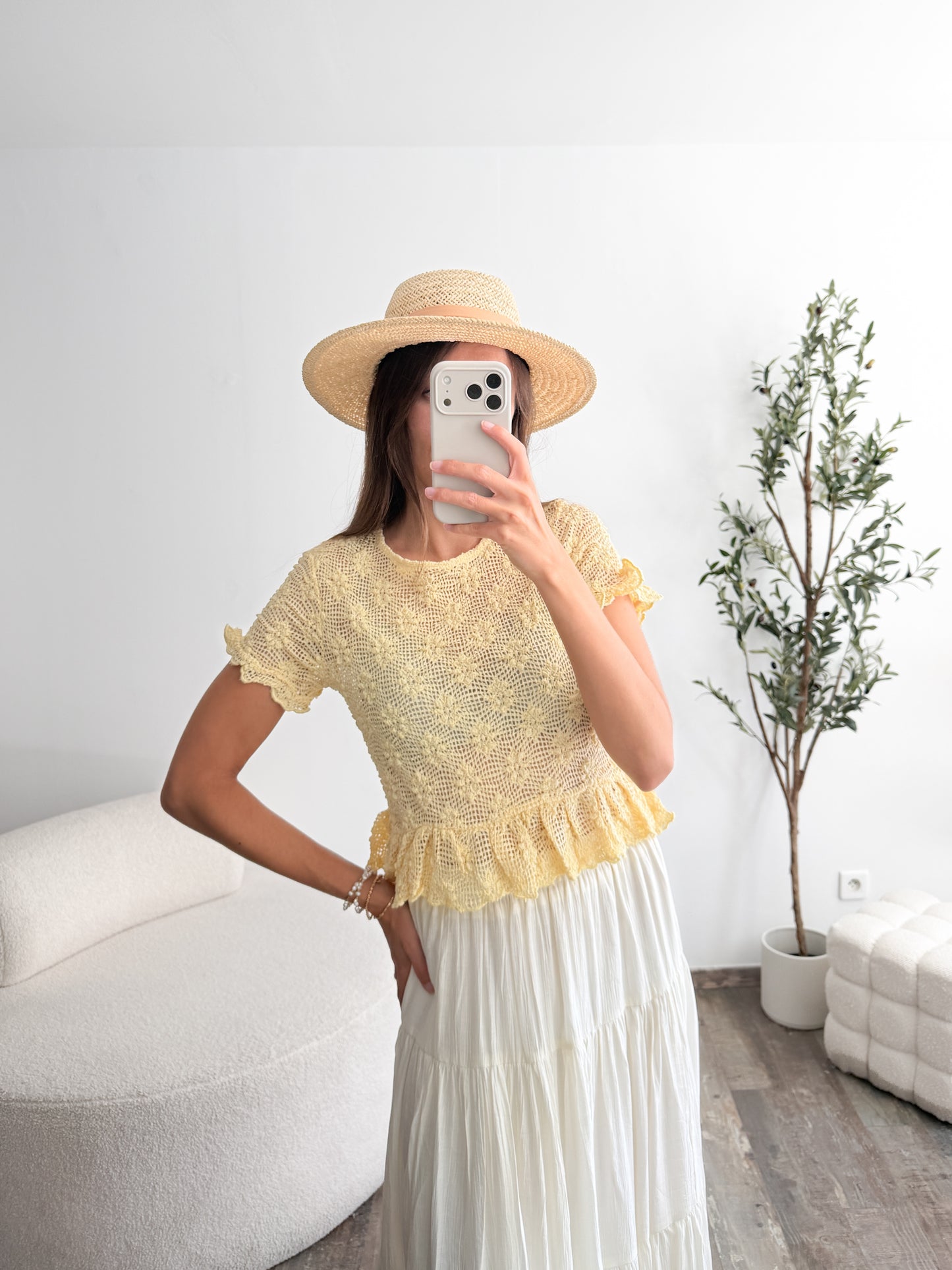 Top en crochet et fleurs jaune