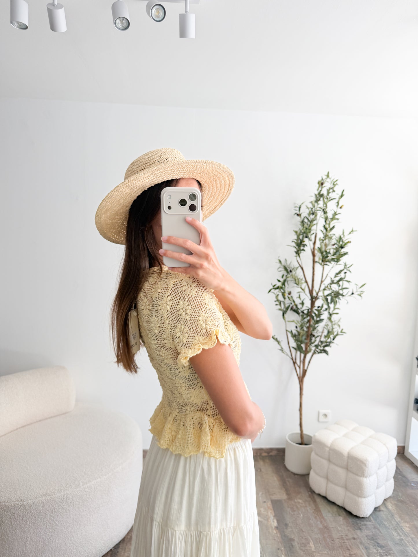 Top en crochet et fleurs jaune