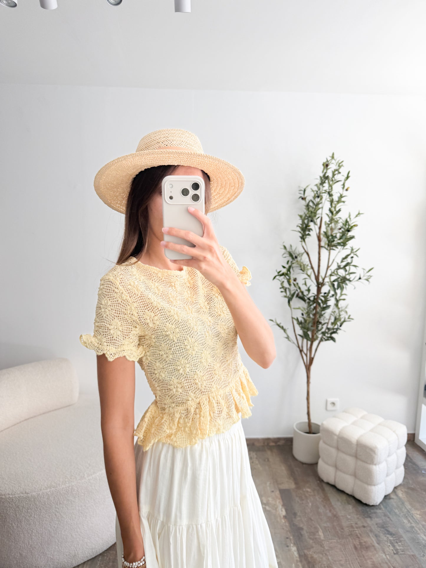 Top en crochet et fleurs jaune