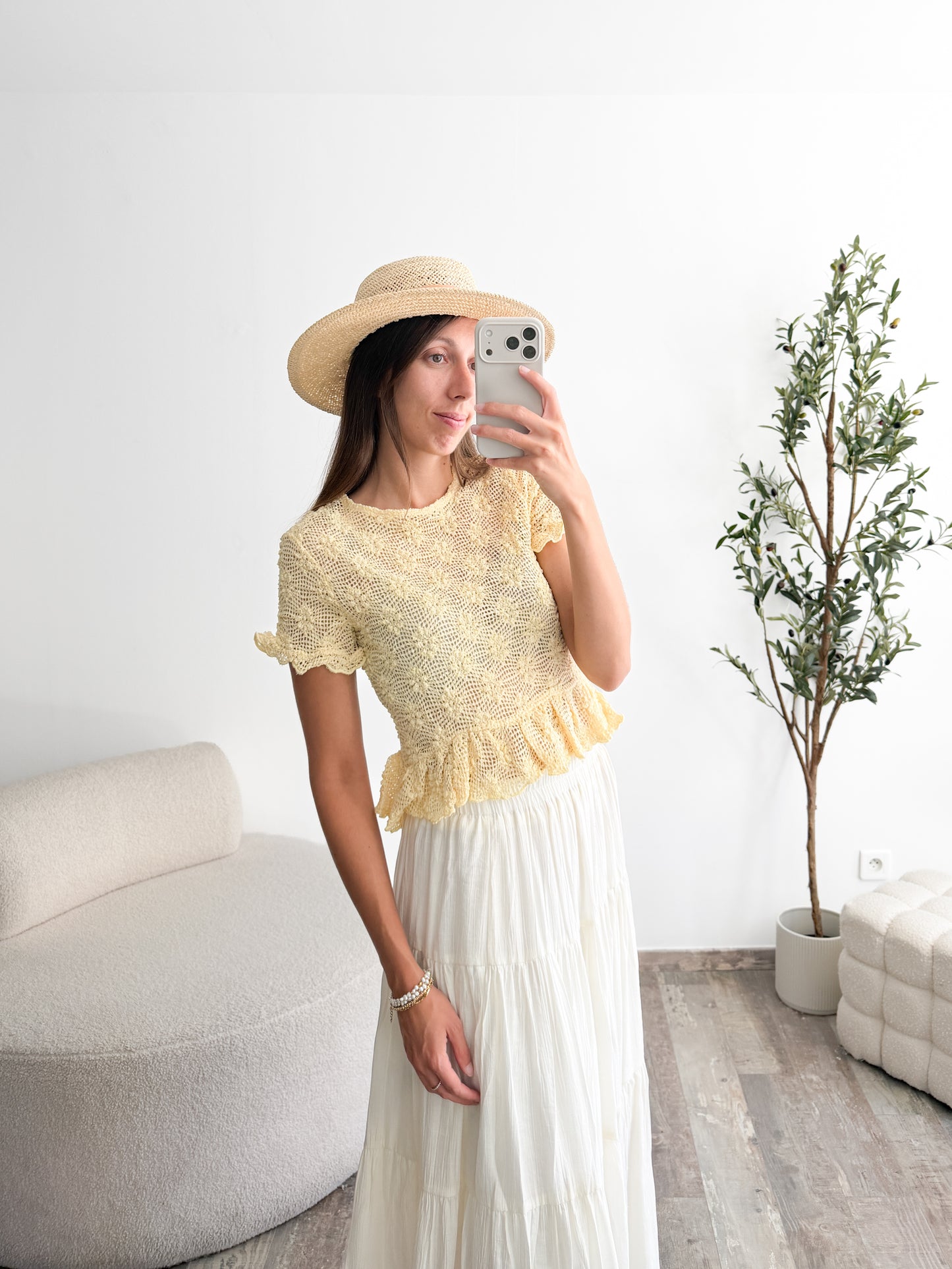 Top en crochet et fleurs jaune