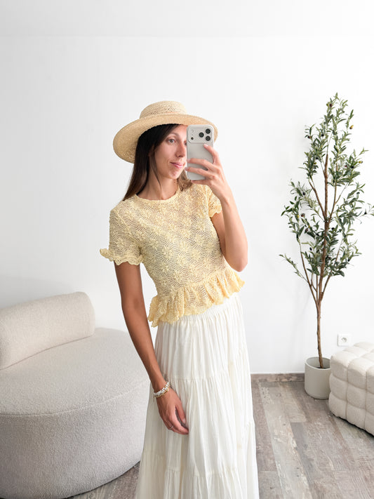 Top en crochet et fleurs jaune