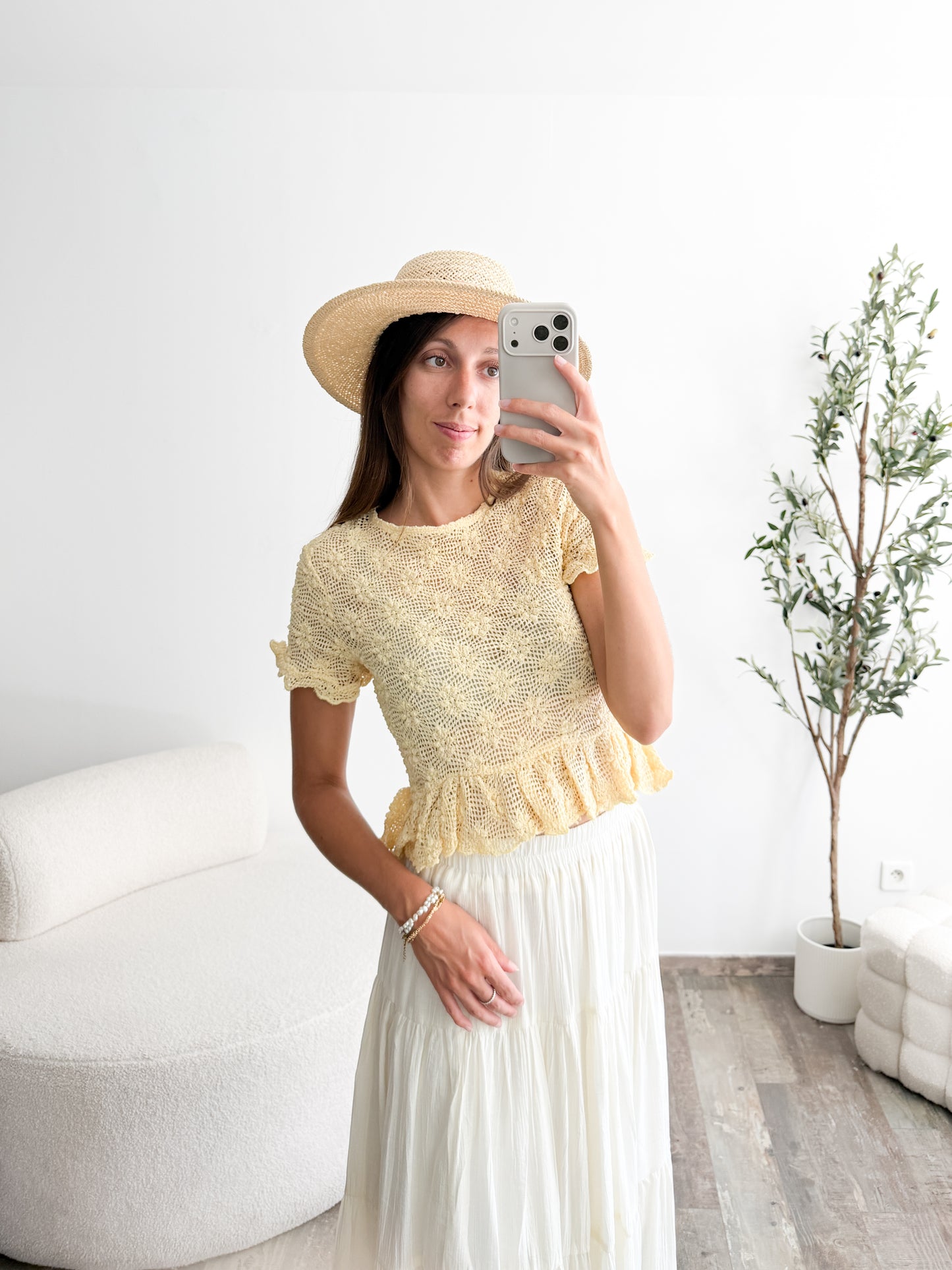 Top en crochet et fleurs jaune