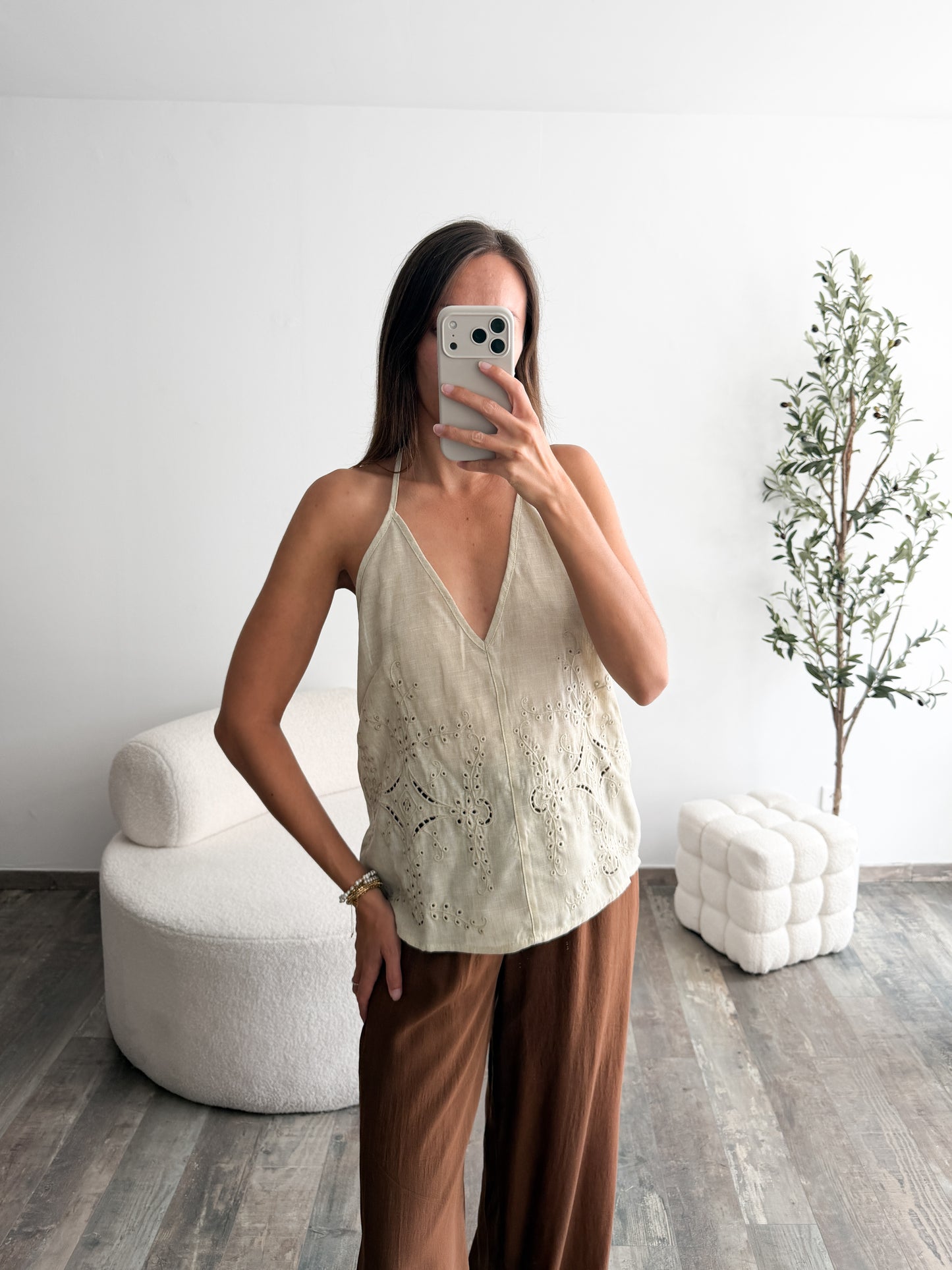 Top brodé beige