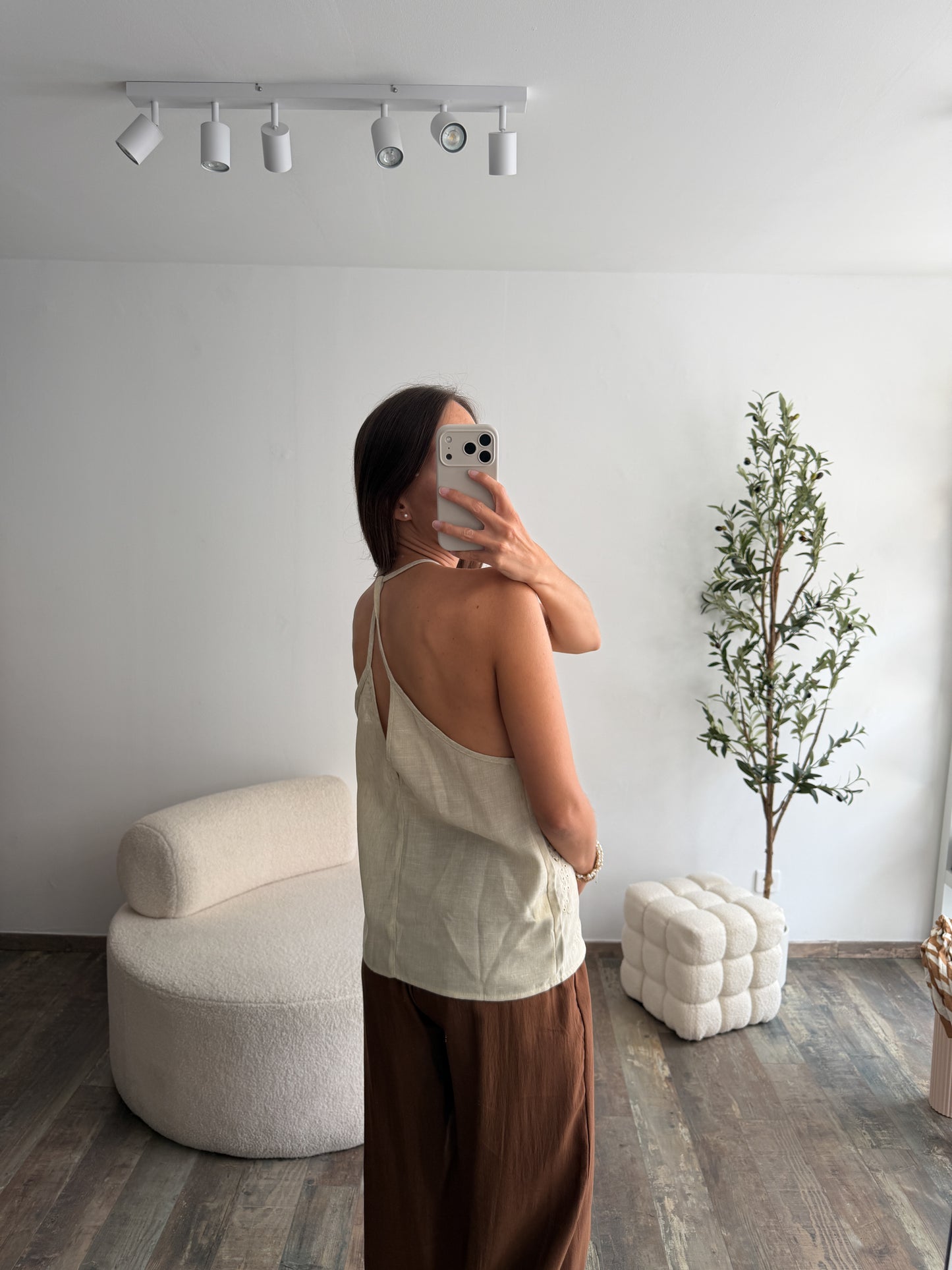 Top brodé beige