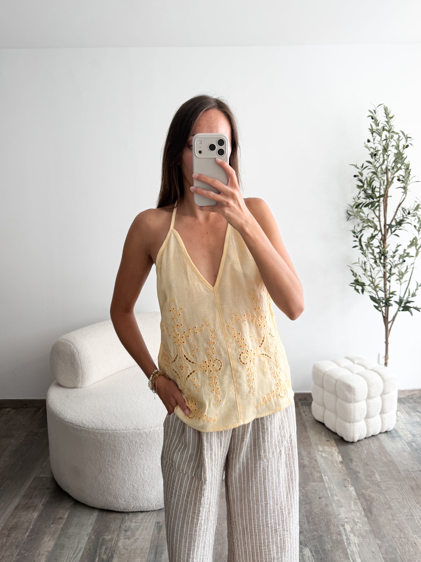 Top brodé jaune