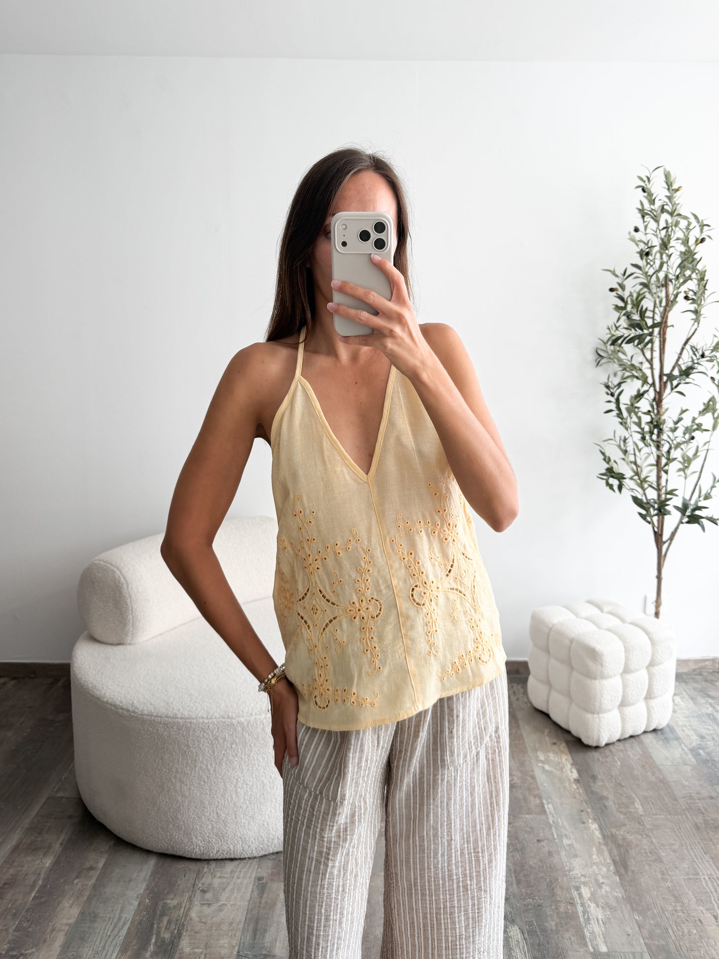 Top brodé jaune